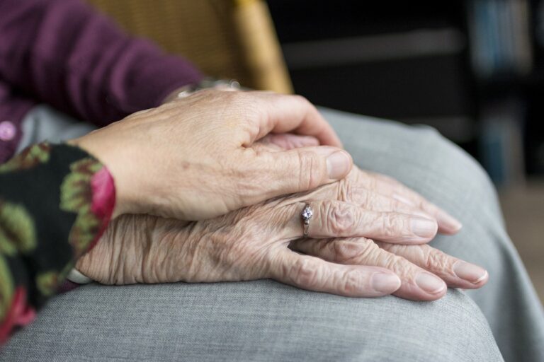 Des mains de vielles personnes qui représentent la kinésiologie comme un outil permettant de travailler sur un mal être ressenti même depuis de longues années.